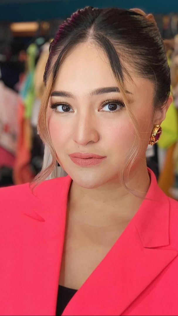 Heboh Marshanda Pamer Foto Bareng Pria Bule, Netizen: Alhamdulillah Ga Sama Vicky
