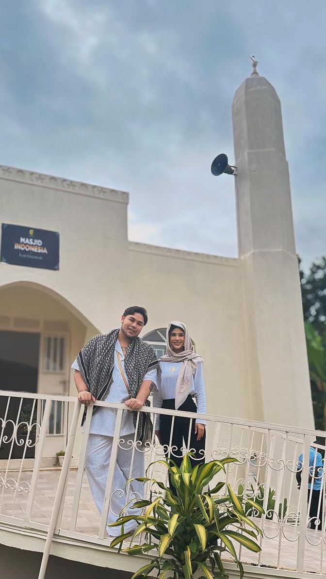 7 Potret Ivan Gunawan Resmikan Masjid di Uganda, Potong Sapi Sampai Bagi-bagi Alquran dan Hijab
