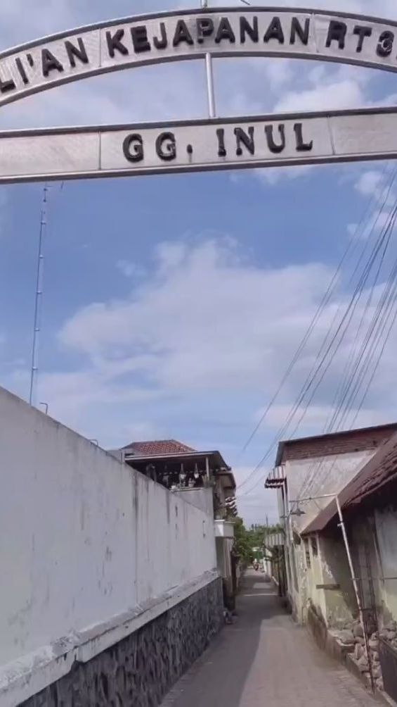 Sebelum memasukin area rumah Inul terdapat nama gang yang menggunakan namanya 'Gang Inul'.