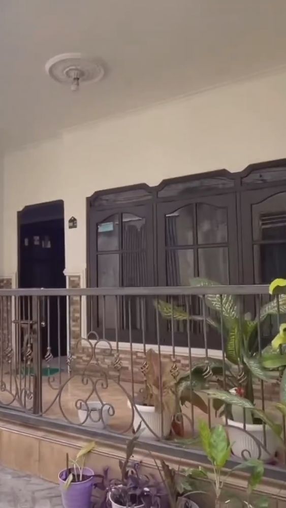 Potret area pintu masuk di bagian samping rumah Inul