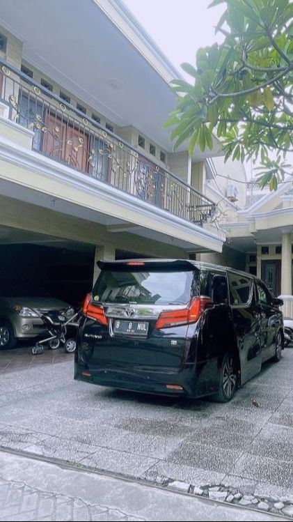 Sementara itu, dibagian pintu utamanya terdapat halaman dan garasi yang luas banget, bisa menampung sekitar 5 mobil