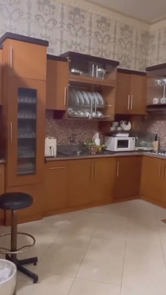 Area dapur bersihnya pun tak kalah mewah. Di dalamnya pun terdapat kitchen set dan perabotan memasak lain yang sudah modern
