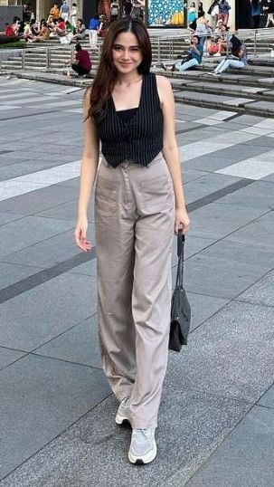 Sama-sama memakai atasan crop top hitam gaya Syifa tampak begitu manis dan cantik.