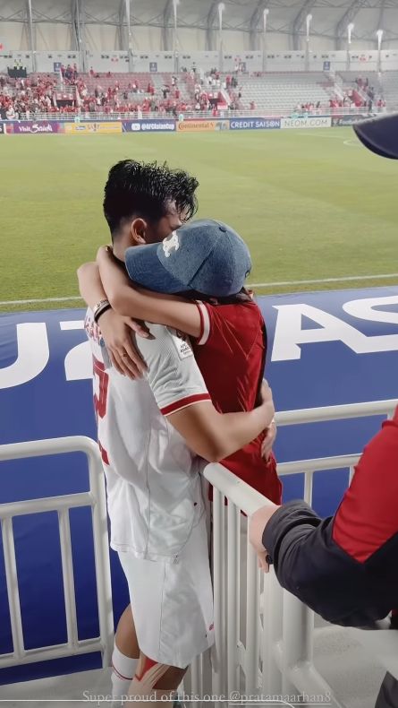 Timnas Menang Melawan Korea Selatan, 7 Potret Pelukan Mesra Azizah Salsha Untuk Pratama Arhan