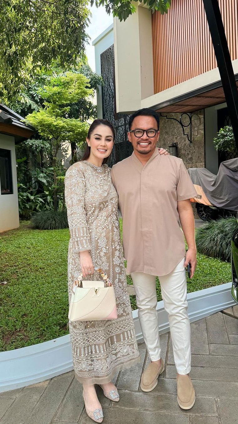 Gaya Simpel Jennifer Dunn dengan Sentuhan Tas Branded yang Memikat