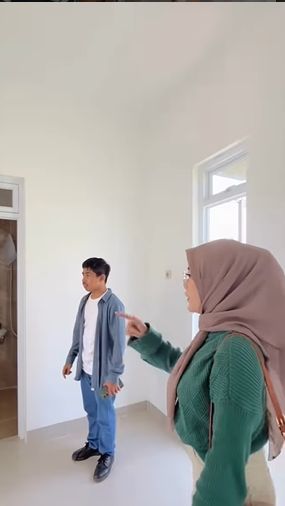 Rumah berlantai dua itu tampak mewah dengan desain modern