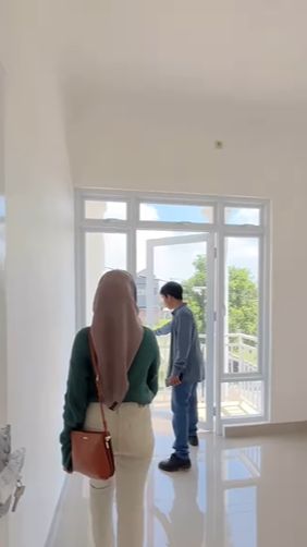 Tak hanya mewah, namun rumah Yessy juga sangat luas bahkan terdapat balkon untuk melihat pemandangan