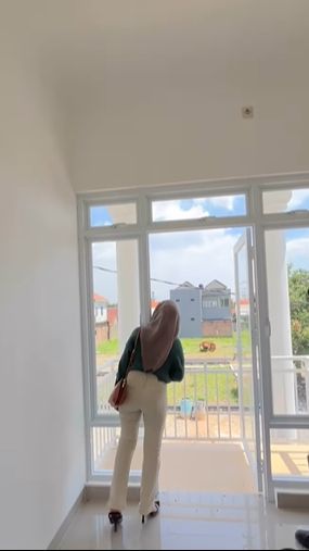 Dari balkon tersebut pemilik nama lengkapYessy Anitoma Kirana Yudha bisa melihat keindahan di sekelilingnya