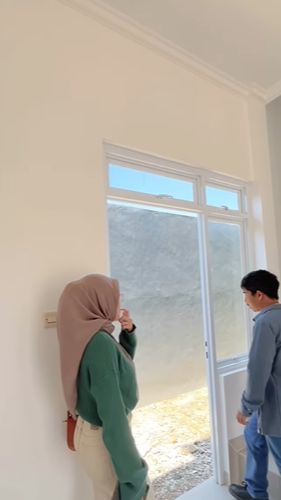 Rumah yang didominasi warna putih itu juga memiliki halaman belakang yang cukup besar