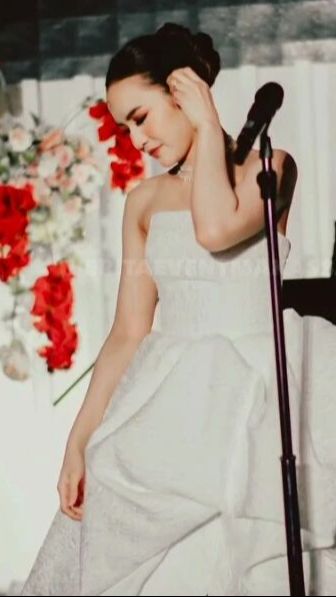 Mahalini tampil memukau dalam balutan tube dress warna putih dengan detail gaun panjang.
