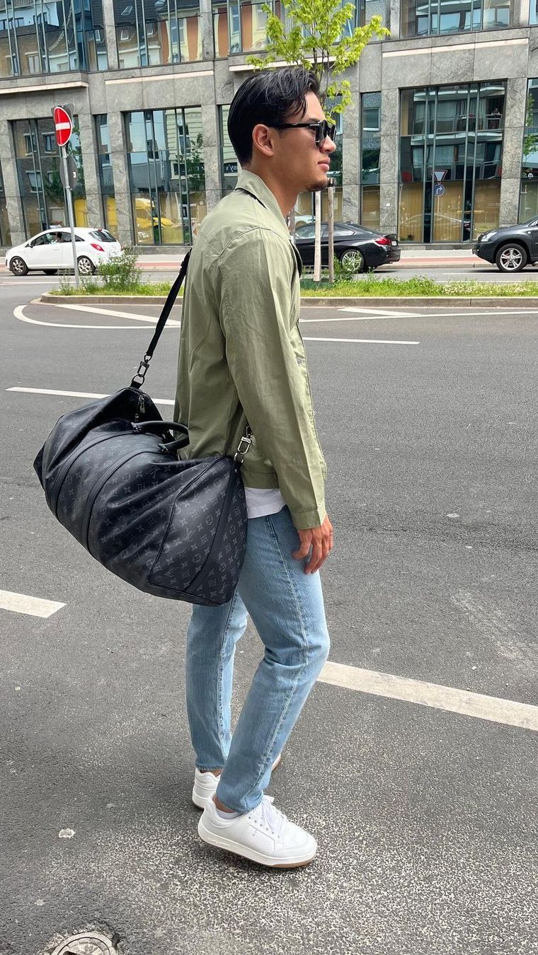 Pria yang bermain di Liga 2 Jepang ini juga kerap tampil dengan barang-barang branded dengan tampilan casual.