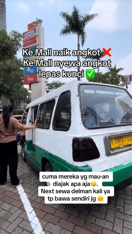 Anti Mainstream! Wanita Ini Sewa Angkot 'Lepas Kunci' untuk Pergi ke Mal, Momen Nyalain Mesin Bikin Ngakak