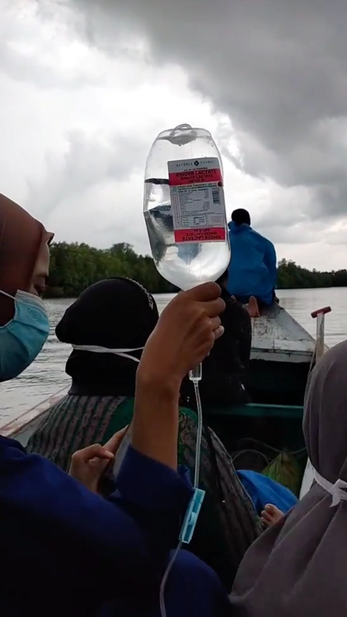 Detik-detik Bidan Terjang Cuaca Buruk Saat Rujuk Pasien ke Sulawesi Selatan