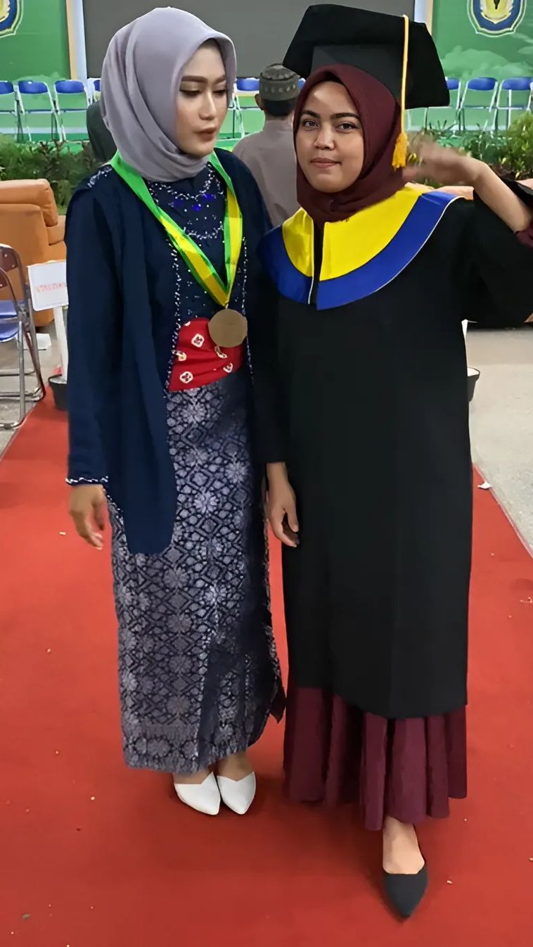 Copot Toga dan Pasangkan ke Kakaknya, Cerita Wisudawati Ini Bikin Haru