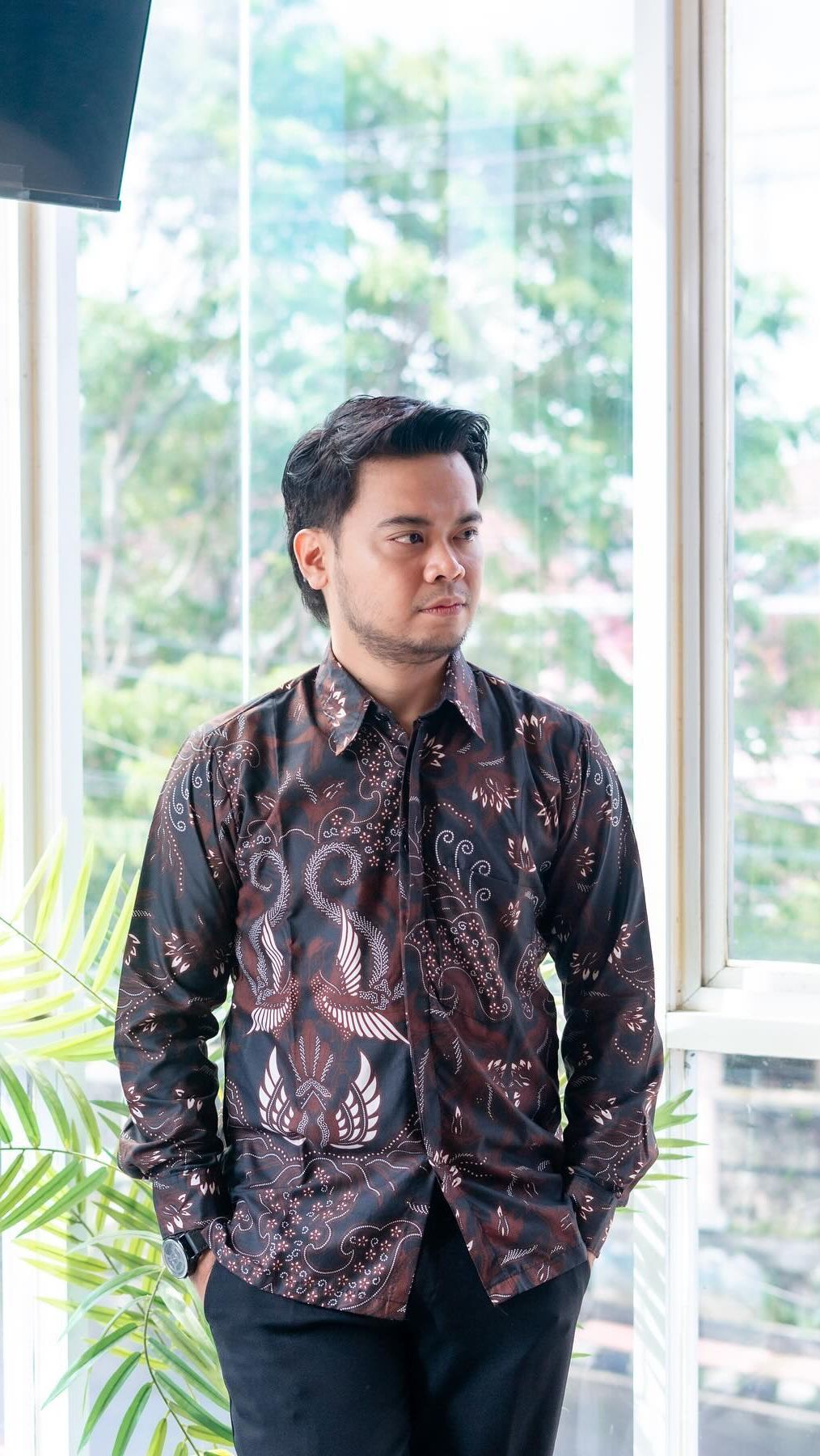 Di sisi lain penampila Reza bikin netizen salfok. Sebab ia yang dulunya banyak diidolakan kaum hawa kini tampak bak mode bapak-bapak