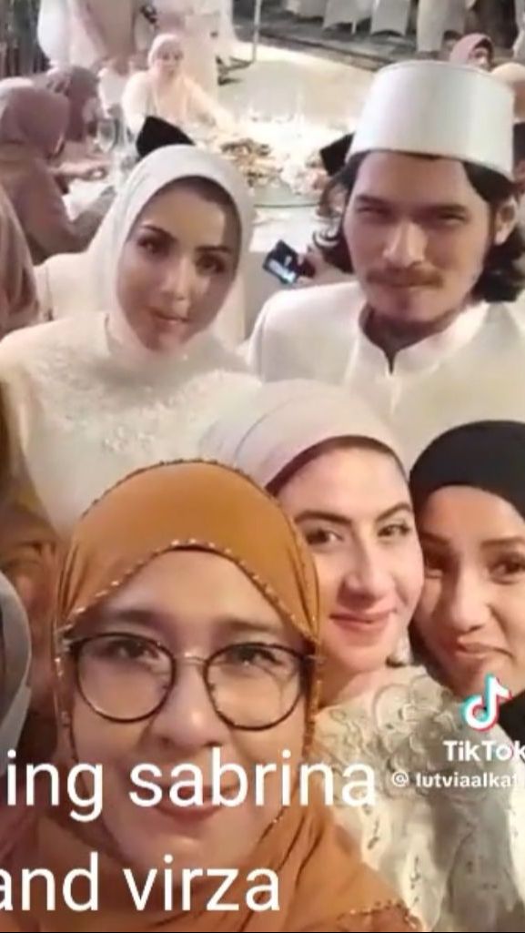 Ia disorot lantaran dinikahi penyanyi Virzha.
