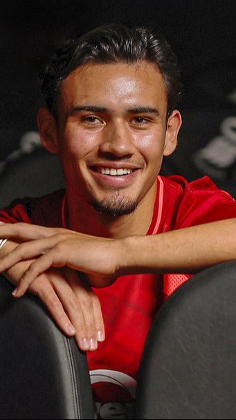 Potret Nathan Tjoe-A-On Mas Tejo Pemain Timnas yang Curi Perhatian, Harga Outfitnya Bikin Kantong Menjerit