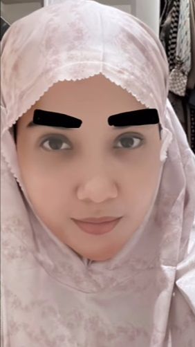 Alih-alih mengaplikasikan produk makeup, Zaskia justru tampil dengan filter