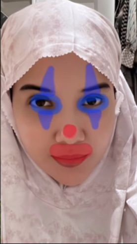 Filter yang ia gunakan pun cukup lengkap mulai dari alis, eyeshadwo, foundation, hingga lipstik