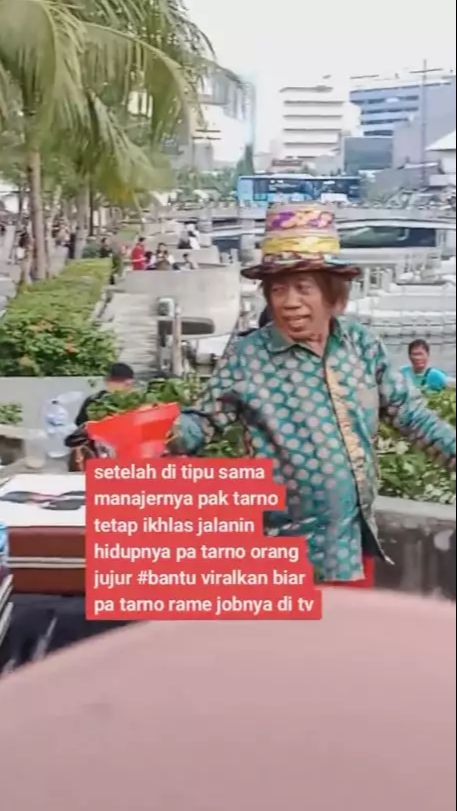 Pak Tarno terlihat memakai pakaian nyentriknya.