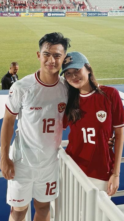 Paling beken, istri Pratama Arhan yakni Azizah Salsha.