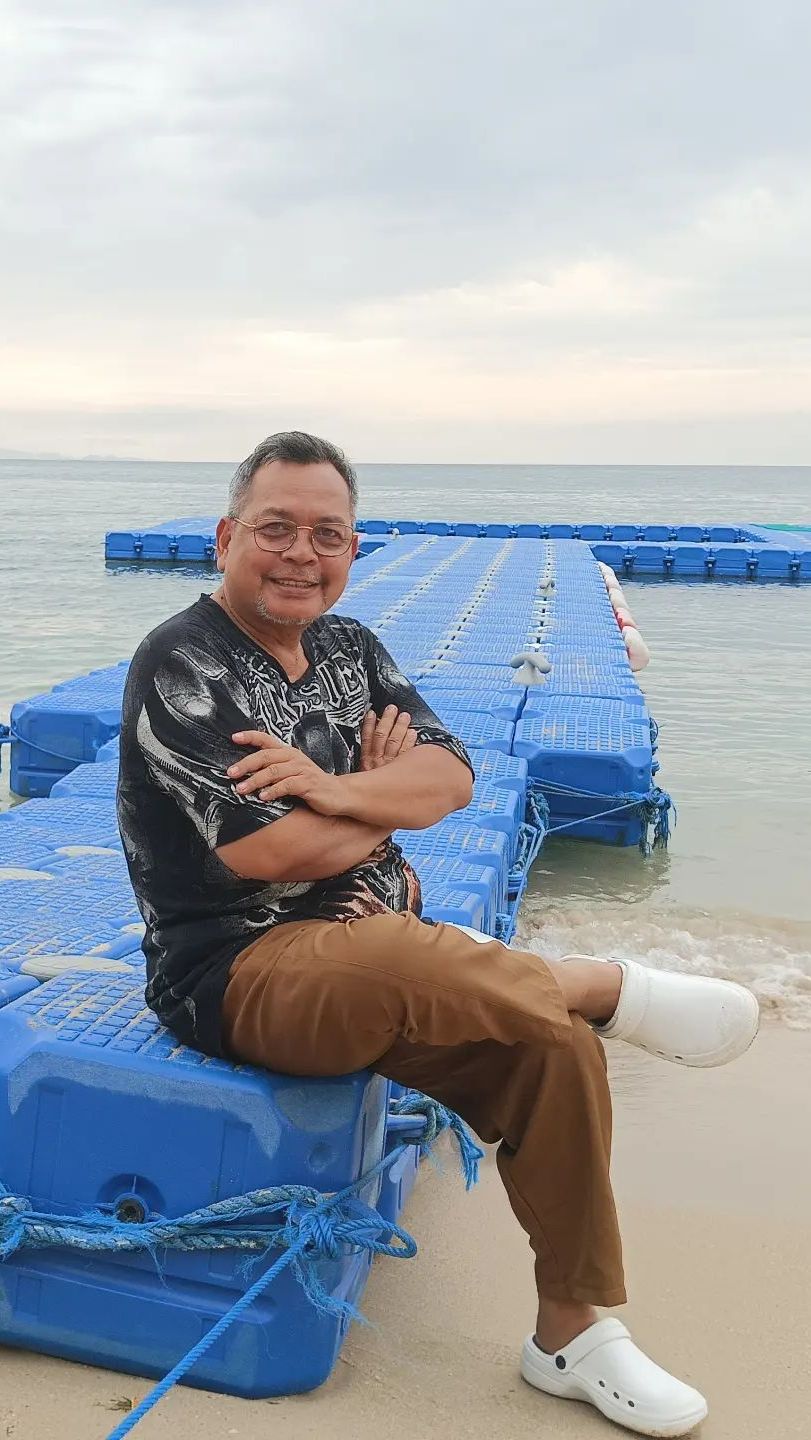 Bahkan kesulitan ekonomi tersebut membuat Unang terpaksa menjual mobil-mobilnya