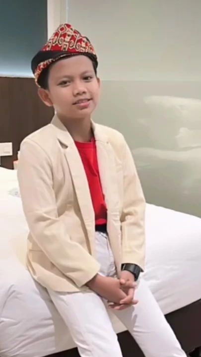 Ia juga fokus menyelesaikan sekolahnya sembari tetap bernyanyi