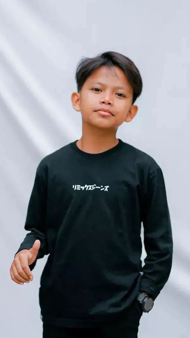 Untuk itu ia berharap bisa bermain alat musik sembari bernyanyi agar ia merasa lebih tertantang dan bisa menciptakan karyanya sendiri