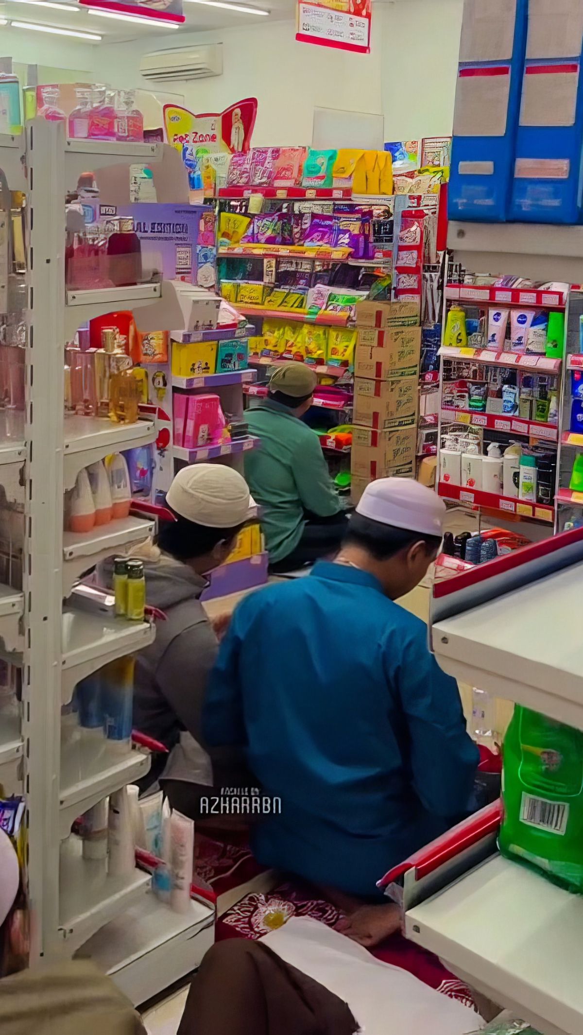 Viral! Jamaah Sholat Tarawih di Bogor Meluber hingga Masuk Minimarket, Kasir Tetap Layani Pembeli, tapi Netizen Khawatir Nasib Karyawan