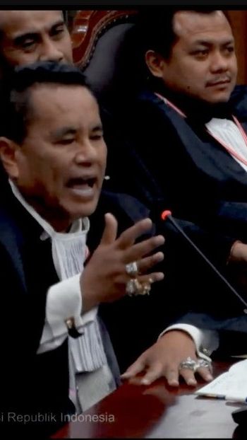 Cincin Besar Hotman Paris Disorot Hakim MK, Dapat Julukan 'Hotmen'