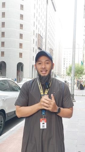 Kini tampil dengan jenggot tebal dan sesekali memakai gamis untuk pria