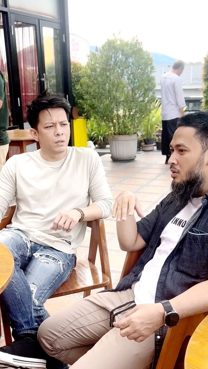 Meski sudah hengkang dari NOAH, nyatanya Uki masih menjalin hubungan baik dengan Ariel dan anggota lainnya