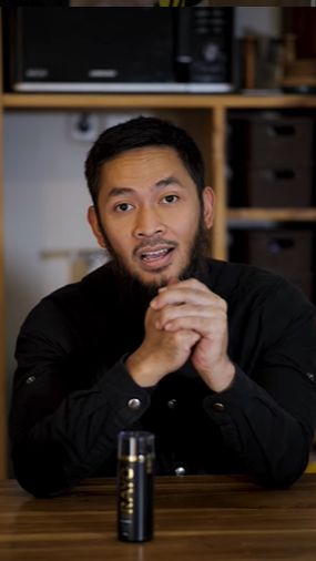 Rupanya ia tak ingin wajah sang istri dilihat oleh followersnya yang semuanya adalah laki-laki