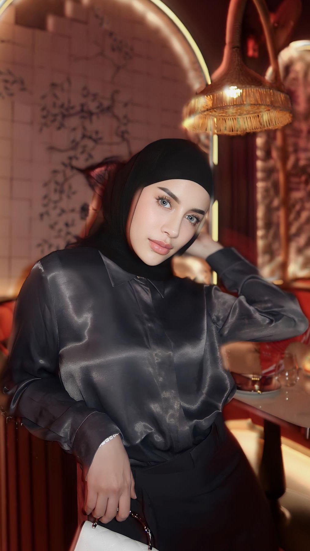 Tak hanya itu, Aghnia pun memiliki bisnis di bidang kecantikan yakni skin dan bodycare bernama Bye Bad Skin