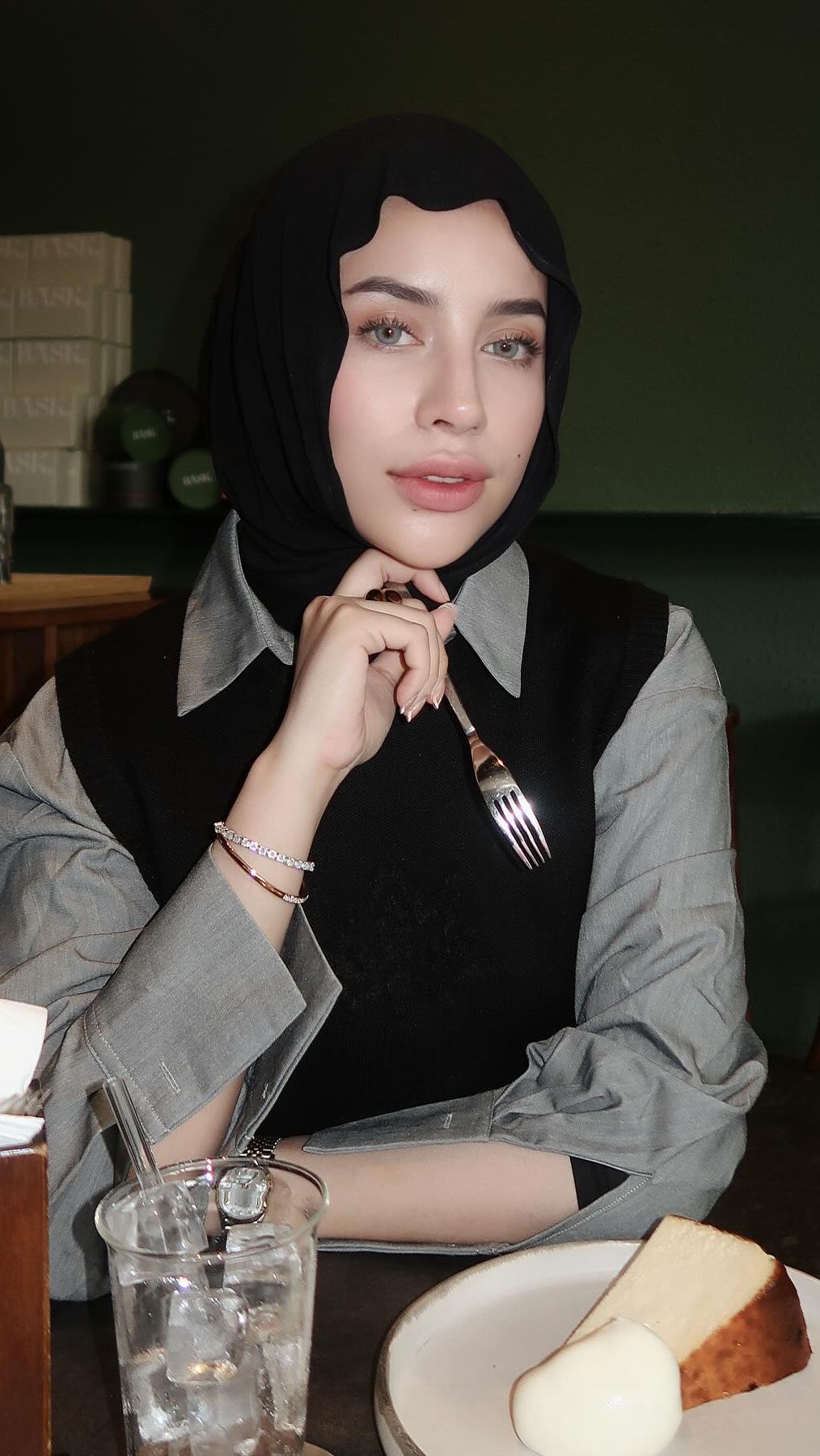 Selain itu,Aghnia baru saja meluncurkan produk hijab malaysia lewat brand Deara