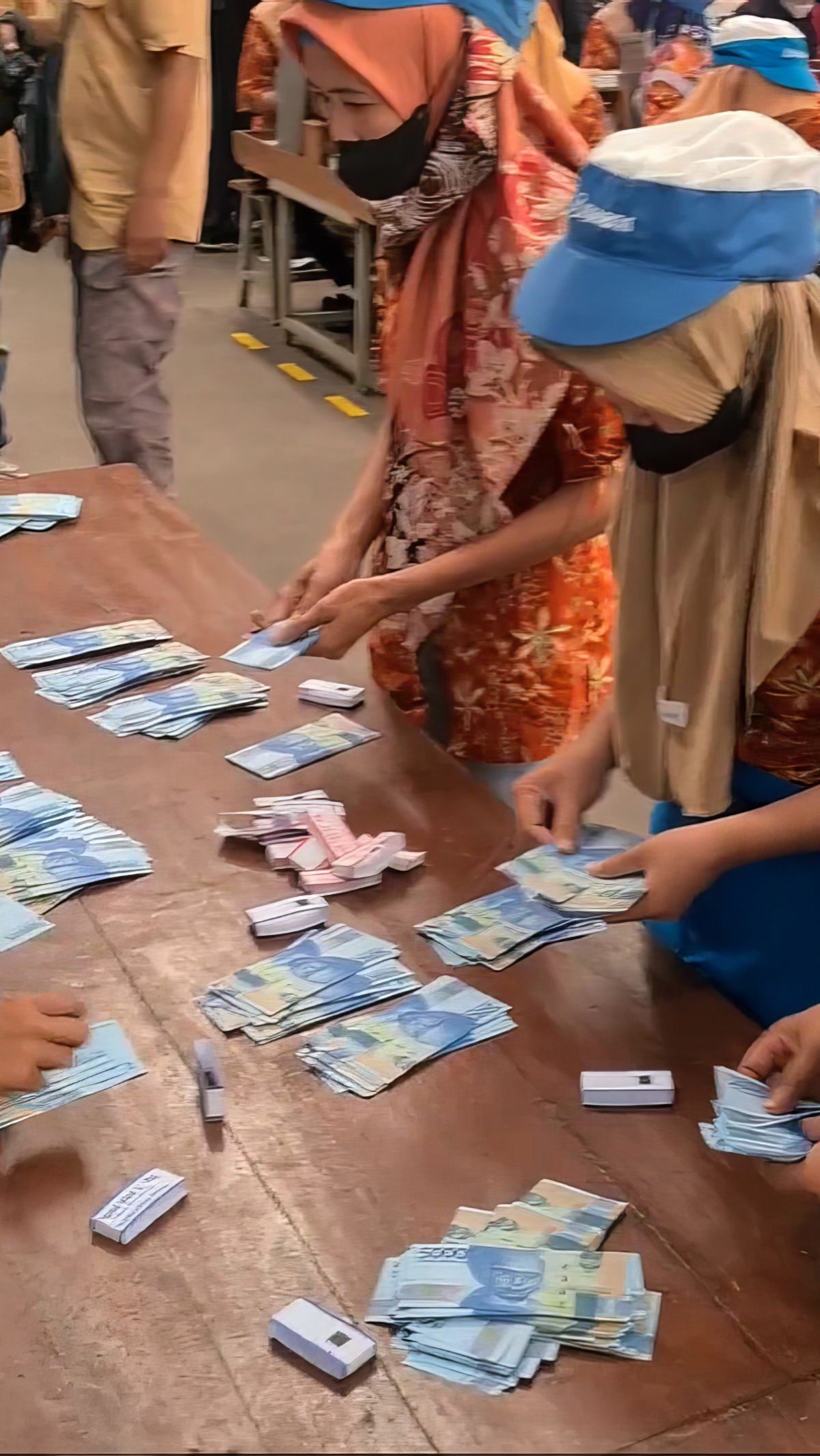 Viral! Momen Buruh Harian dan Borongan Hitung Uang THR Lebaran Senilai Rp129 Miliar, Terungkap Segini Pendapatannya