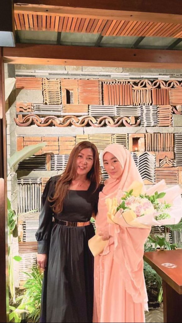 Kendati begitu, Julie tampak mendukung apa pun keputusan anaknya.