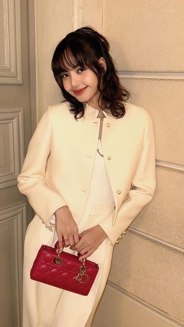 3 Gaya Lisa Blackpink Pakai Blazer, Bikin Tampilan Beda