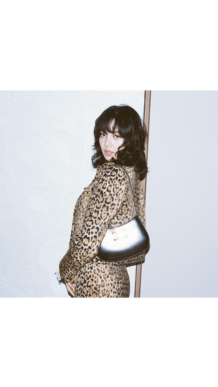 Bold dengan Blazer Motif Leopard