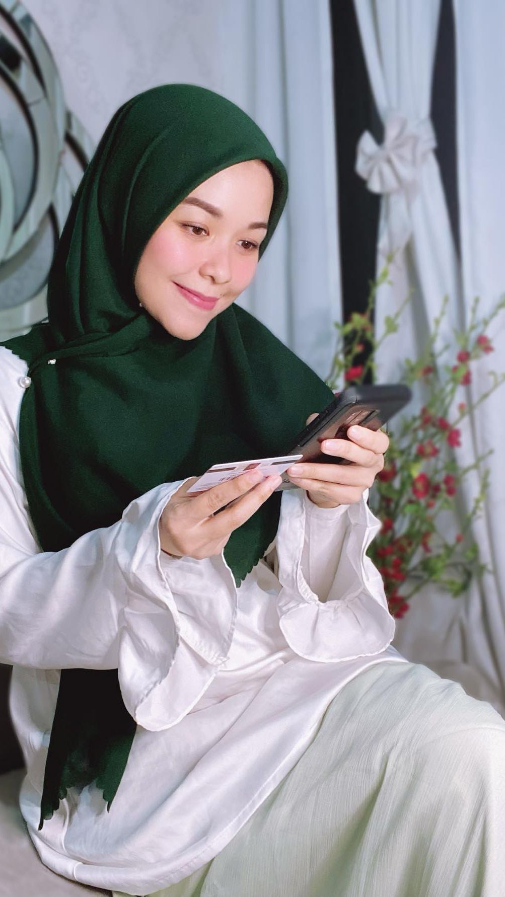 Di sisi lain alasan Uki tak lagi memposting potret Metha lantaran tak ingin followersnya yang semuanya laki-laki melihat istrinya tersebut