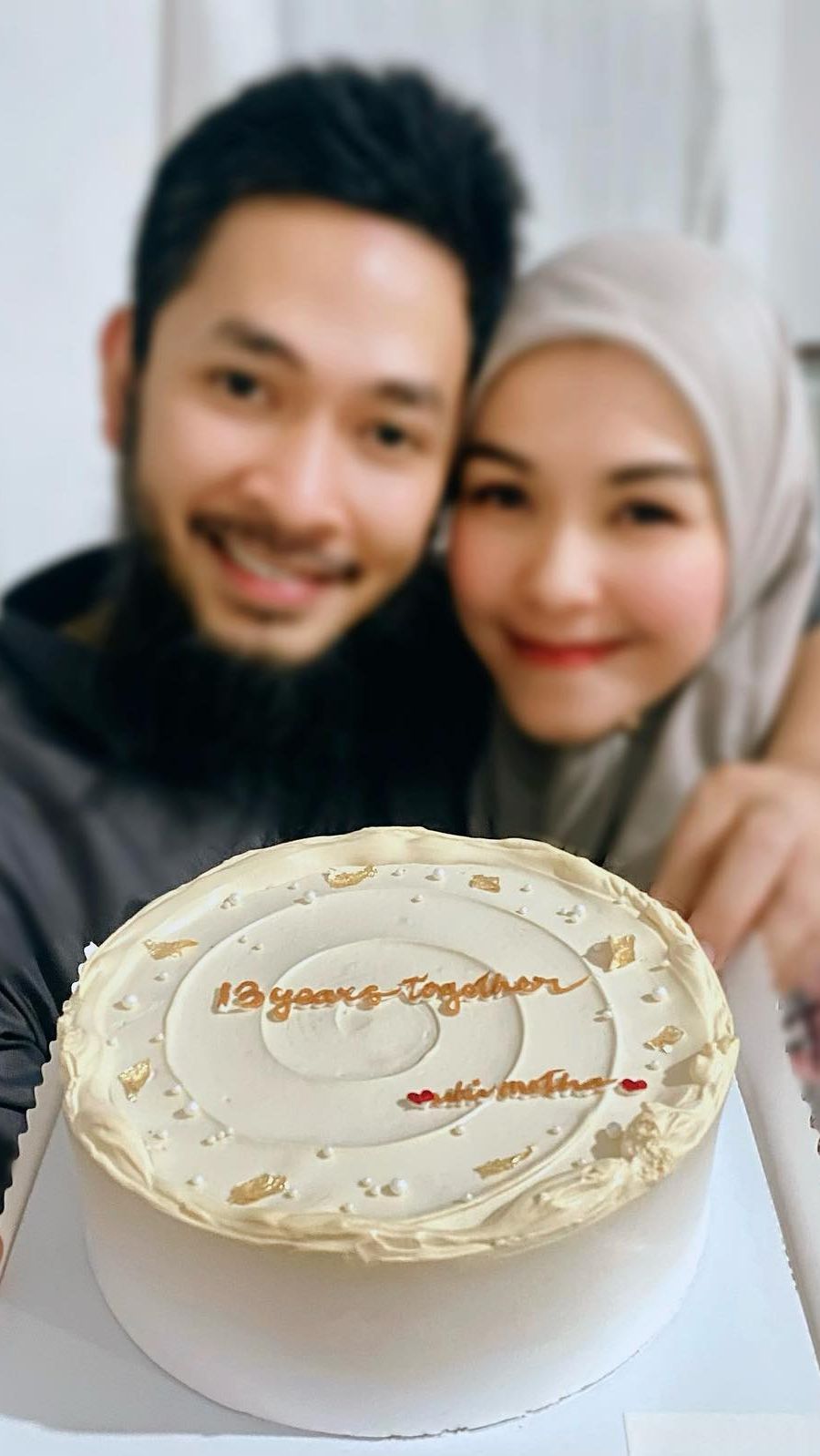 Meski begitu, Metha masih membagikan potretnya bersama sang suami di media sosial pribadinya