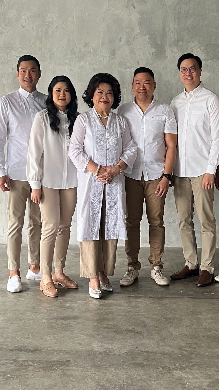Harvey lahir dari pasangan Hayong Moeis dan Irma Silviani. Hayong Moeis telah meninggal akibat kanker.