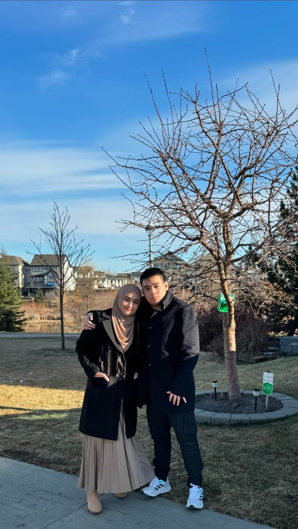 Cindy Fatikasari dan Tengku Firmansyah tinggal di daerah Edmonton, Alberta, Kanada