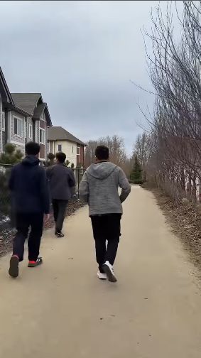 Tak lupa Cindy dan Tengku berjalan-jalan di kawasan sekitar rumahnya sekaligus melihat pemandangan sekelilingnya
