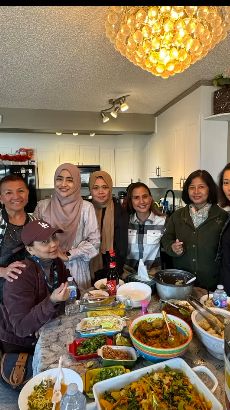Area dapurnya pun tak kalah mencuri perhatian. Ada pula meja makan di ruang keluarga yang cukup luas