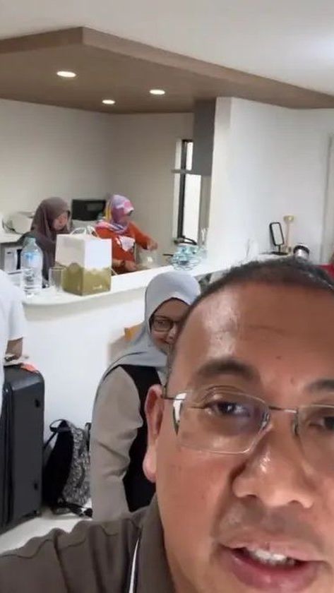 Tampak rumah itu juga lengkap dengan dapur yang modern dan minimalis.