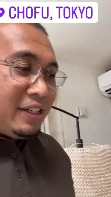 Rumah ini didominasi warna putih sehingga tampak bersih dan elegan.
