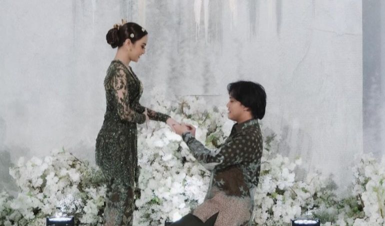 Menggelar acara lamaran mewah