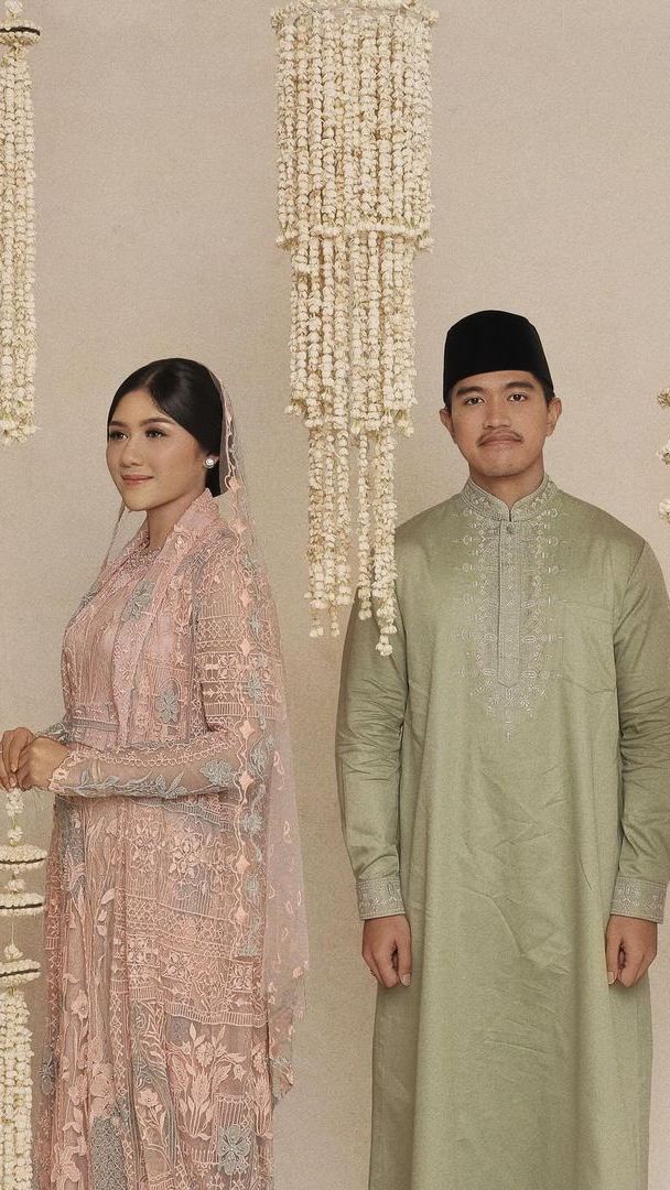 Gaya Erina Gudono Saat Umrah Bareng Kaesang, Salfok Sama Tas dan Belt Coklat