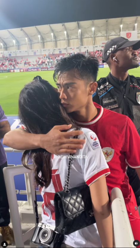 Momen Pratama Arhan Jalan Lemas ke Tribun Usai Cetak Gol Bunuh Diri dalam Pertandingan Lawan Uzbekistan, Disambut Pelukan Azizah Salsha